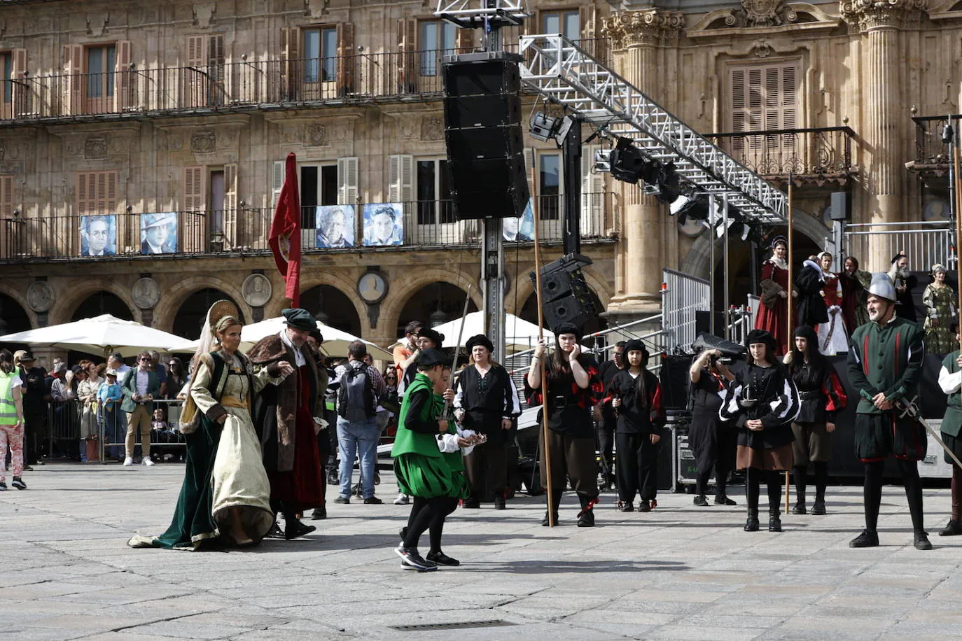 Las elegantes vestiduras del siglo de Oro desfilan por Salamanca