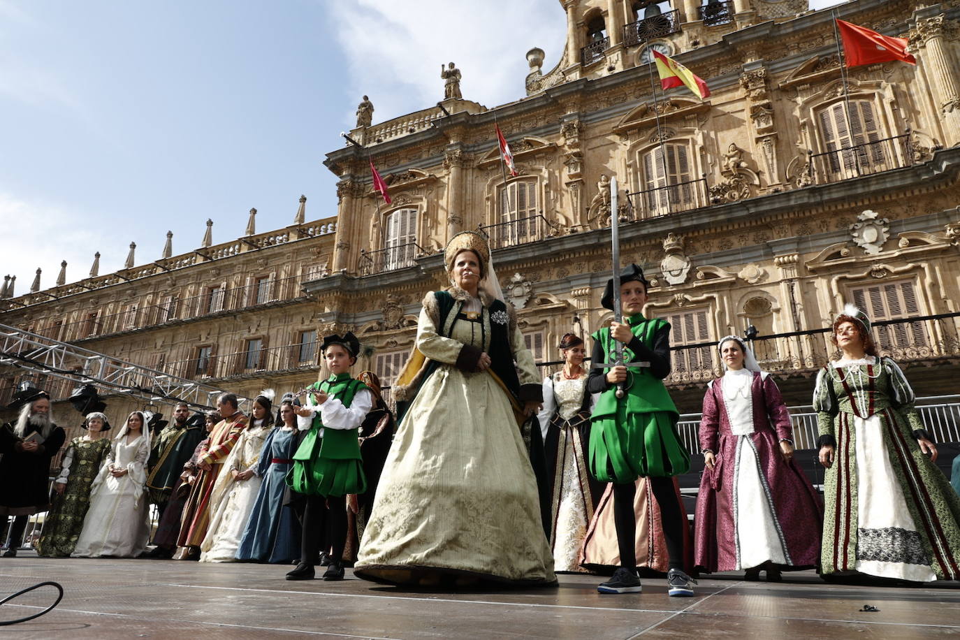 Las elegantes vestiduras del siglo de Oro desfilan por Salamanca