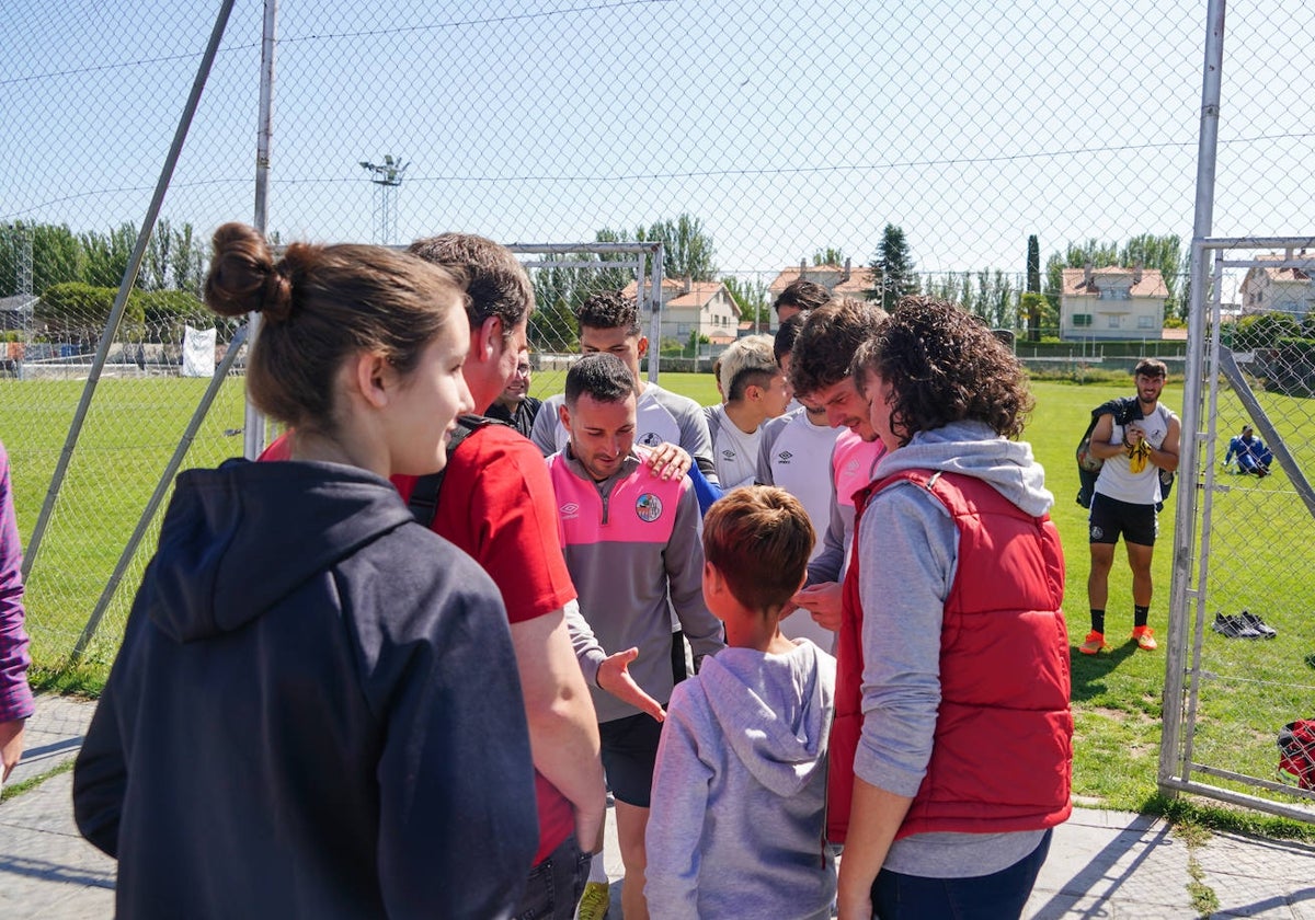 Aficionados animan a los jugadores del Salamanca antes del choque