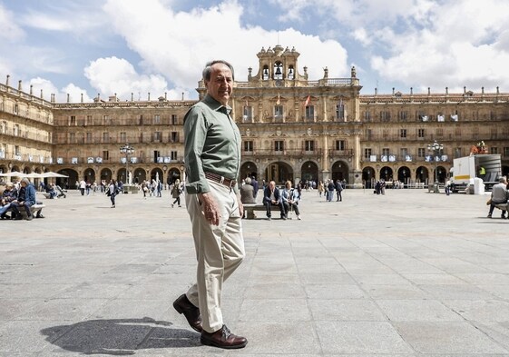 Jesús Juanes paseando por la Plaza Mayor de Salamanca.