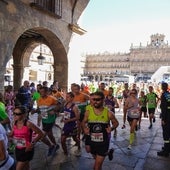 Los participantes salen de la Plaza Mayor