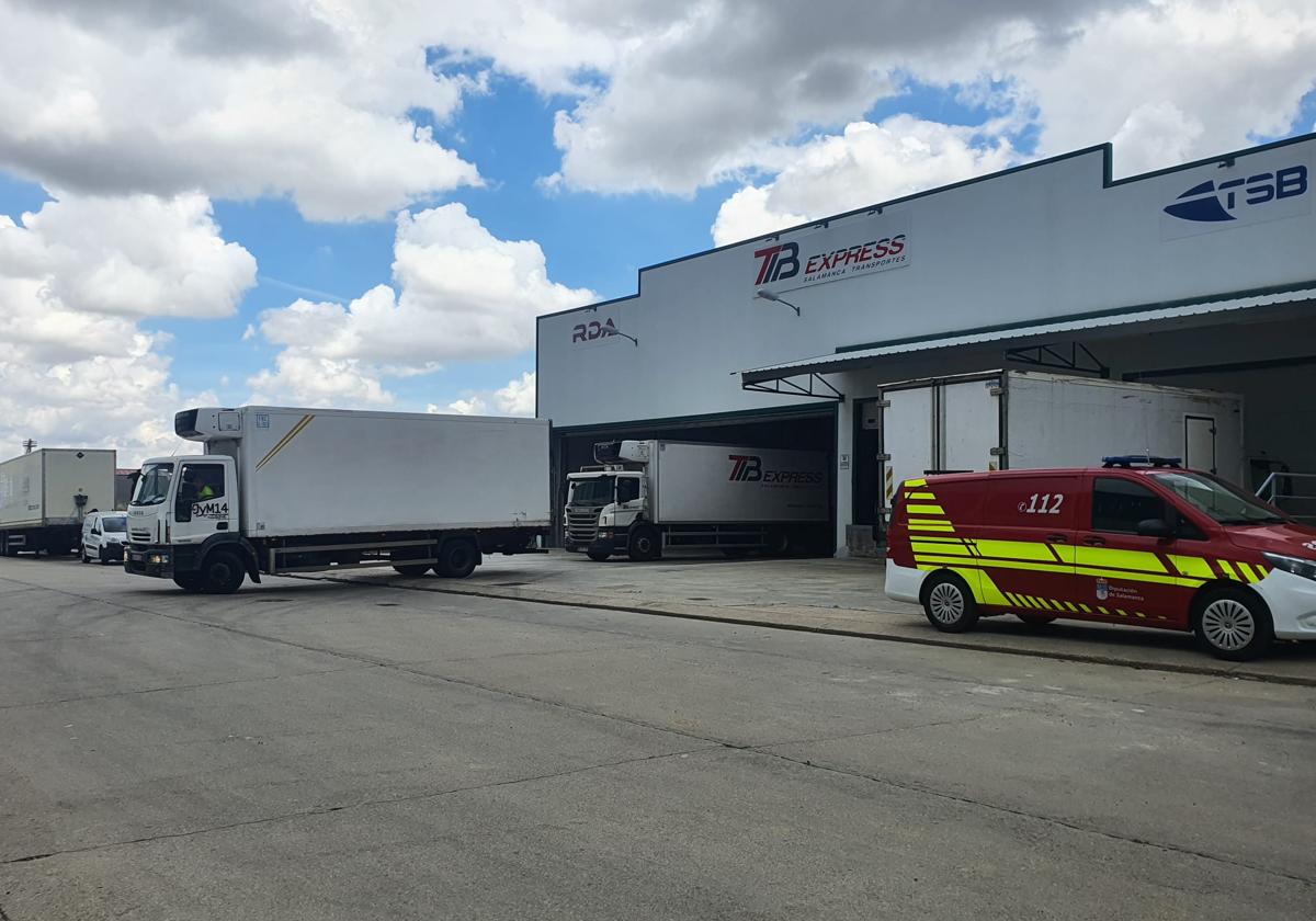 Vehículos de emergencias, en la entrada de la empresa en el polígono de Castellanos de Moriscos.