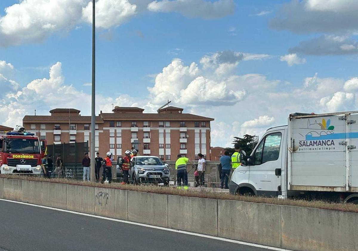 Bomberos y operarios de limpieza tras el choque junto a Vialia.