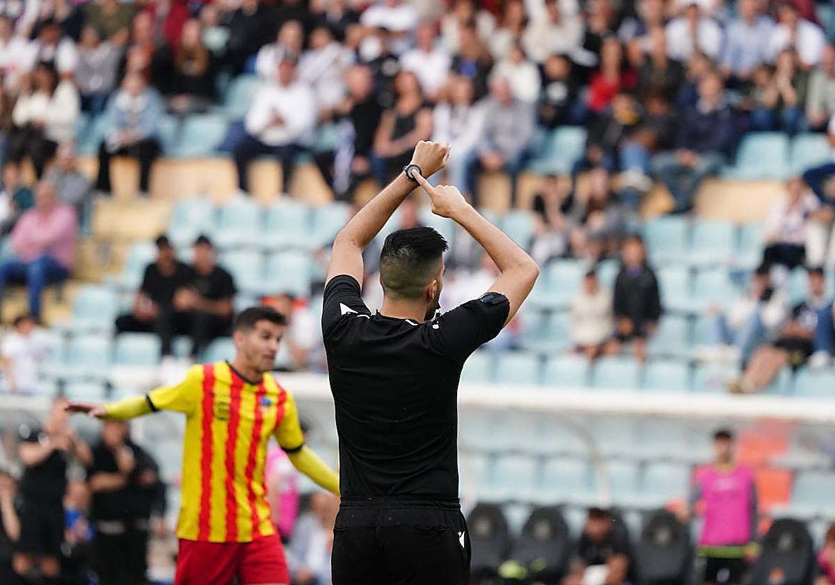 Castro Alarcón señalando a su reloj durante el choque de este pasado domingo.