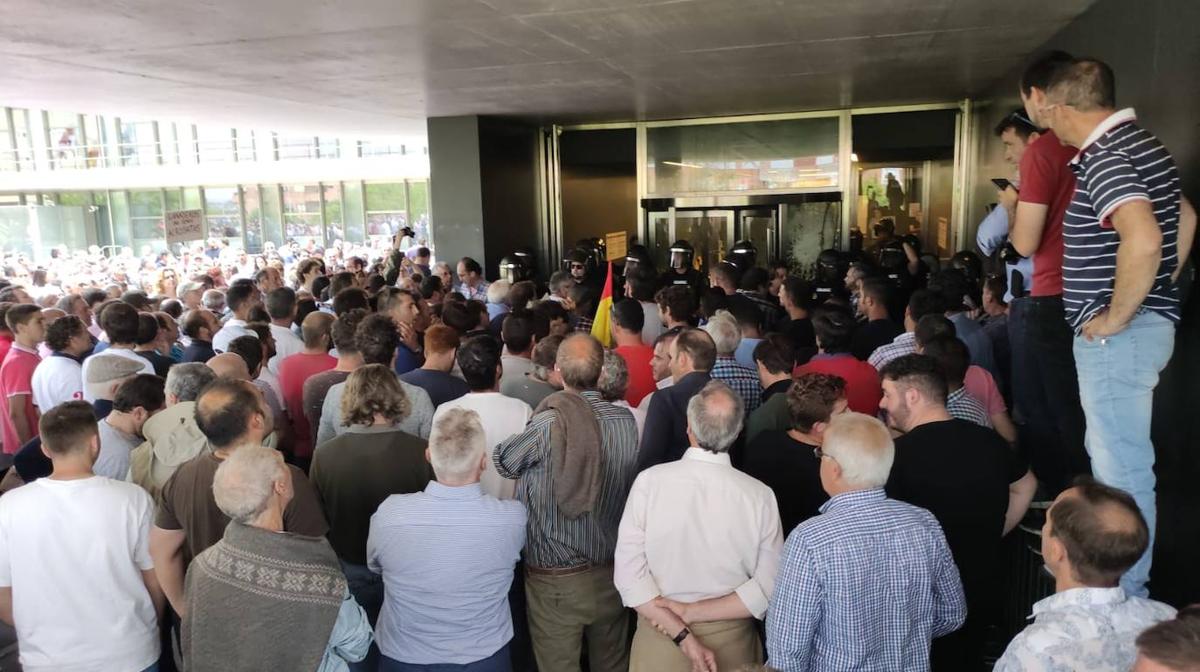 Crece la tensión: los funcionarios no pueden salir del edificio de la delegación por el bloqueo ganadero