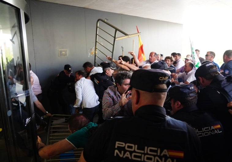 Un ganadero herido, otro detenido y once policías contusionados en el asalto a la Junta