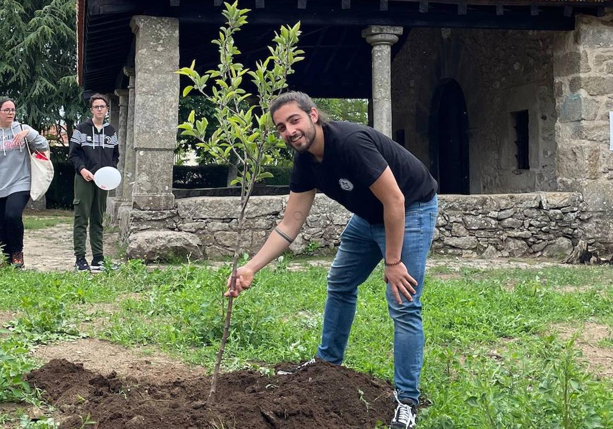 Plantación de un manzano en La Alberca, antes de partir.