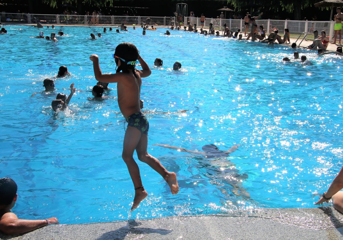 Usuarios de todas las edades en las piscinas de Santa Marta de Tormes en la pasada temporada.