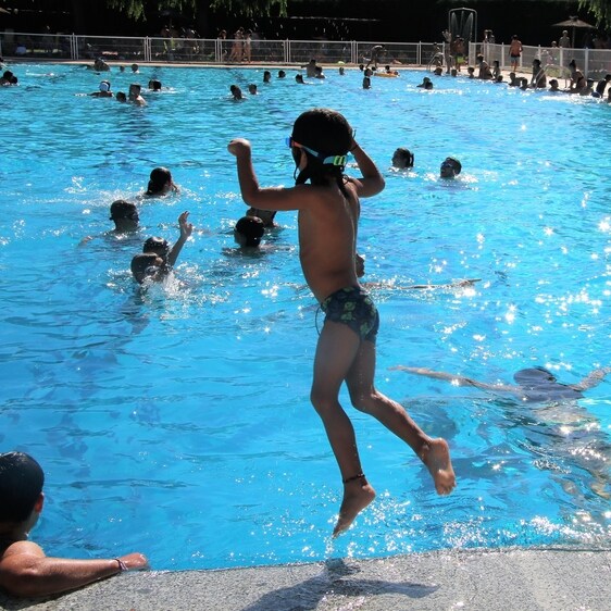 Usuarios de todas las edades en las piscinas de Santa Marta de Tormes en la pasada temporada.