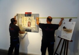 Varias personas colocan el cuadro ganador del primer premio del XXIII Certamen de Pintura al Aire Libre de LA GACETA.