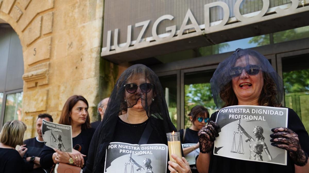 La Justicia está de luto: los funcionarios celebran un «funeral» por las calles de Salamanca
