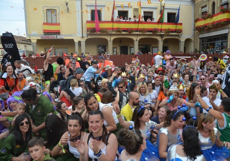 Peñas y vecinos reunidos en la plaza de la Fuente de San Esteban con sus disfraces en el esperado desfile.
