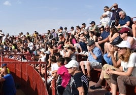 Los vecinos llenaron la plaza de toros del portátil para disfrutar del grand prix.