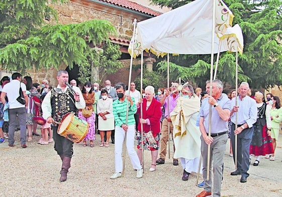 Los vecinos durante la procesión del año pasado con la custodia bajo palio.