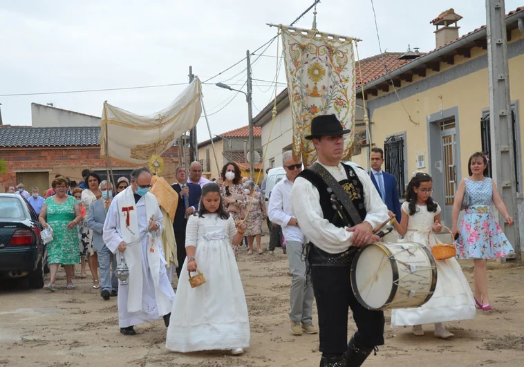 Vistosa procesión del Corpus por las calles de Sepulcro Hilario.