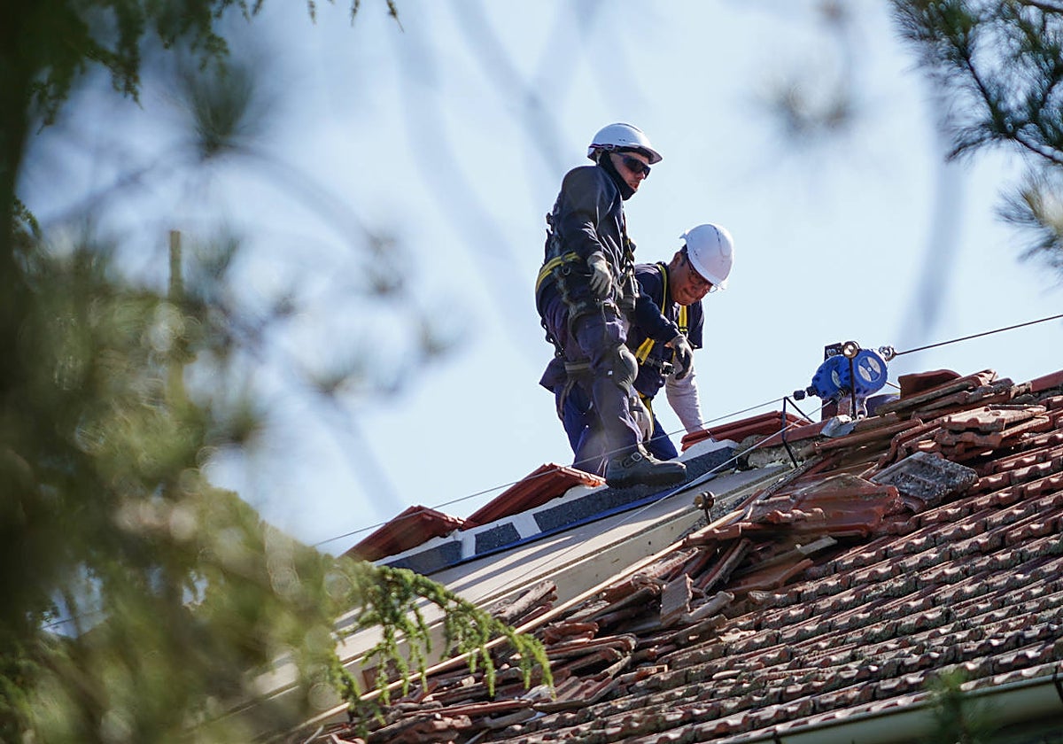 Dos hombres trabajan en un tejado en Salamanca