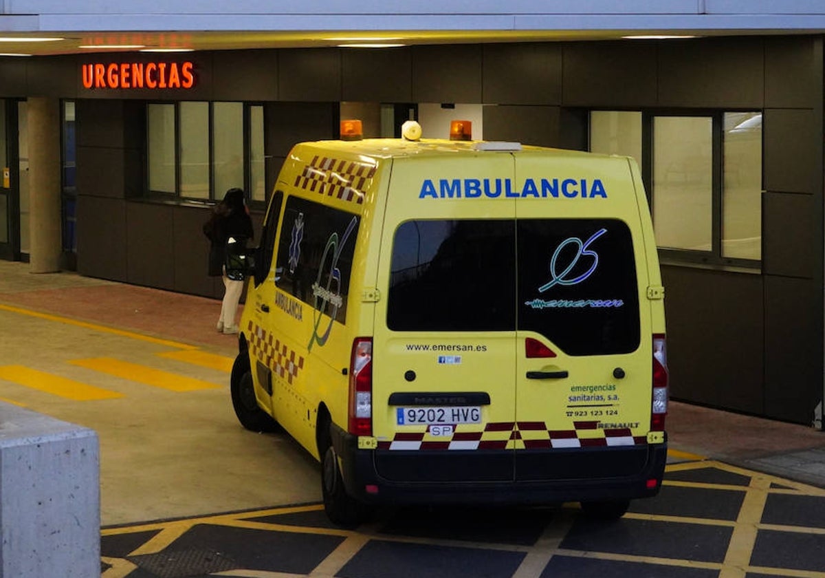 Una ambulancia llega a las Urgencias del Hospital de Salamanca.