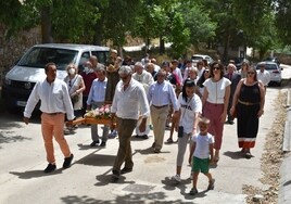 Los vecinos durante la procesión con la talla de San Antonio.