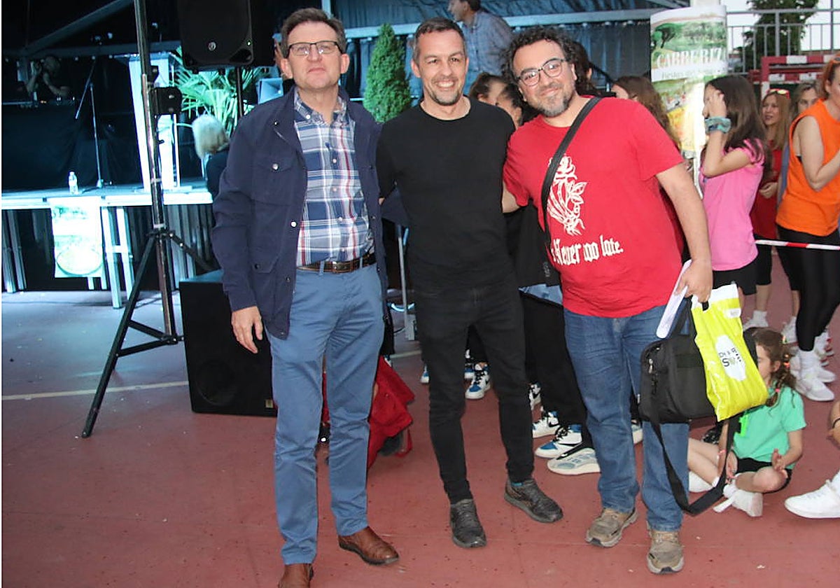 El alcalde en funciones junto a los pregoneros, en el frontón.