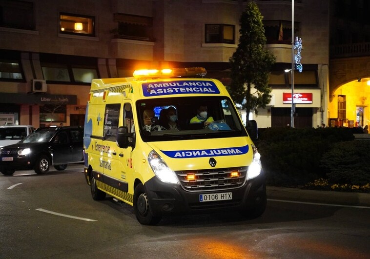 La ambulancia de Sacyl en el lugar donde se registró uno de los accidentes.