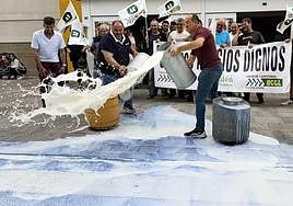 Los ganaderos tiran leche a las puertas de un hipermercado para pedir precios justos