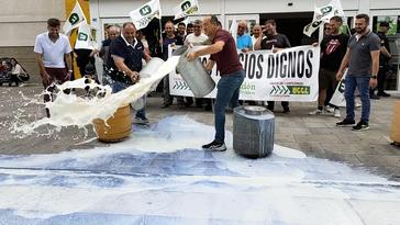 Los ganaderos tiran leche a las puertas de un hipermercado para pedir precios justos