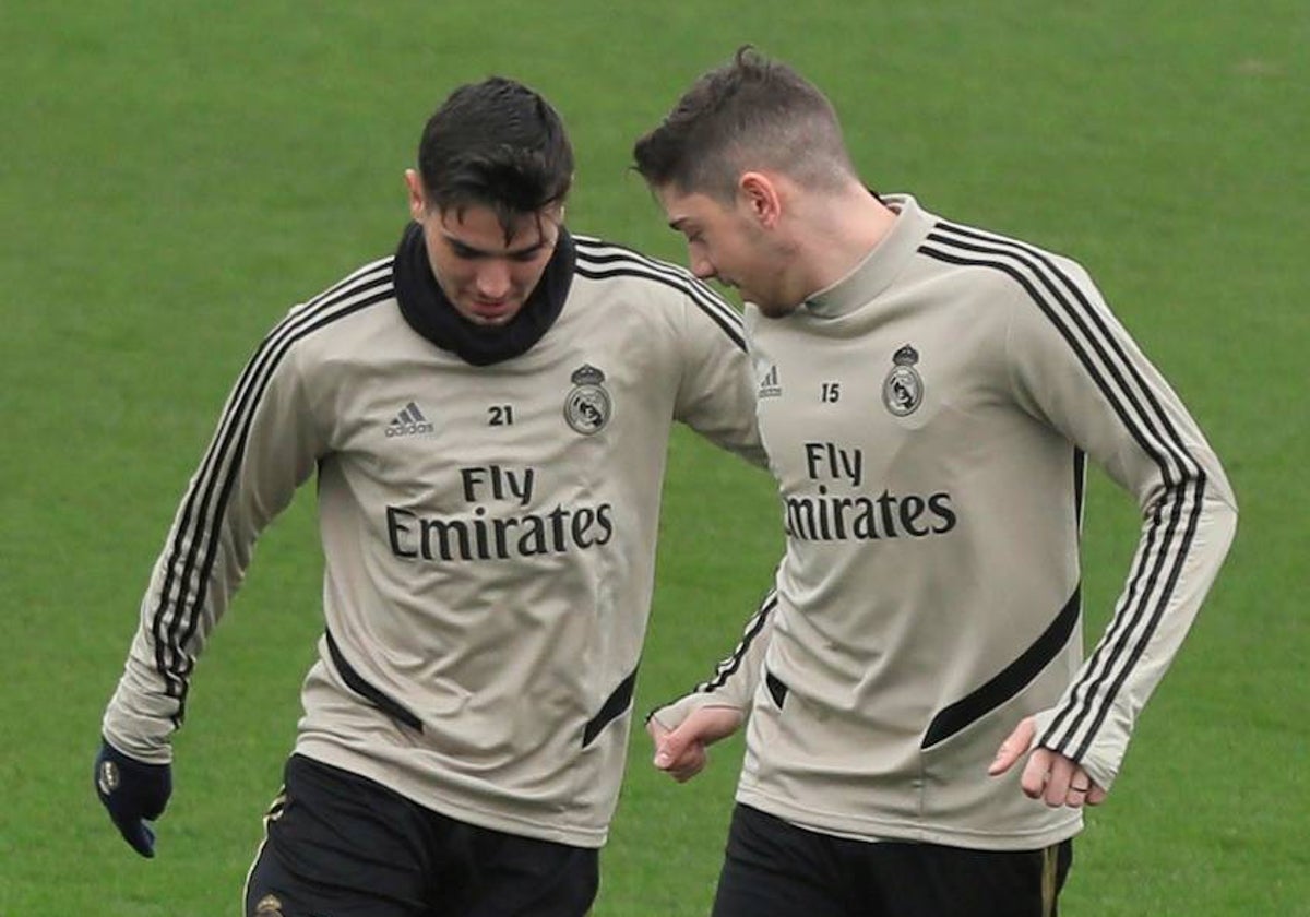 Brahim Díaz, con Valverde, en un entrenamiento