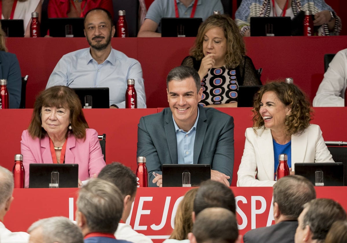 La vicepresidenta primera del Senado y presidenta del PSOE, Cristina Narbona; el presidente del Gobierno y secretario general del PSOE, Pedro Sánchez y la ministra de Hacienda y Función Pública, María Jesús Montero