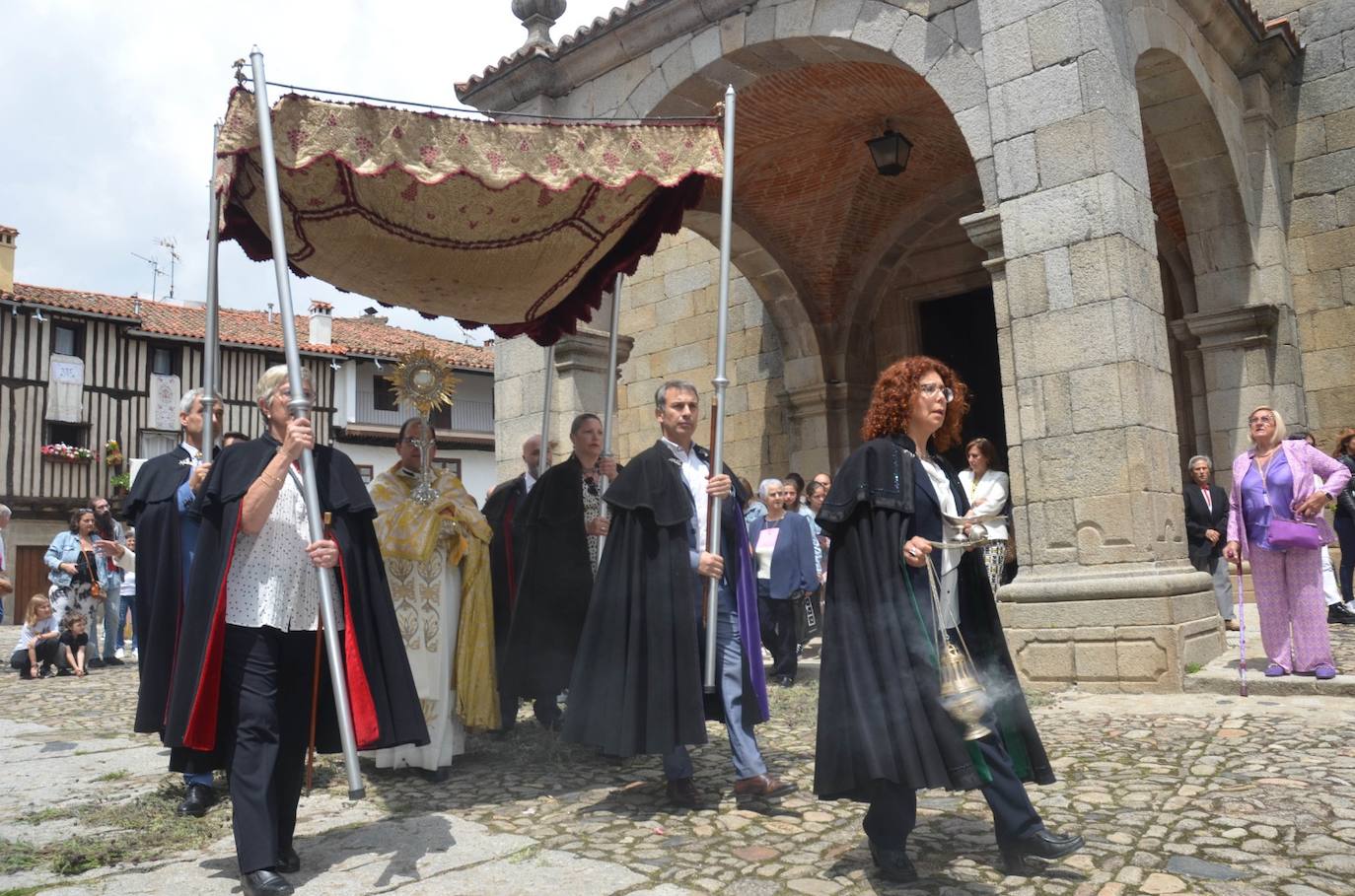 La Alberca se viste de gala en la procesión del Corpus