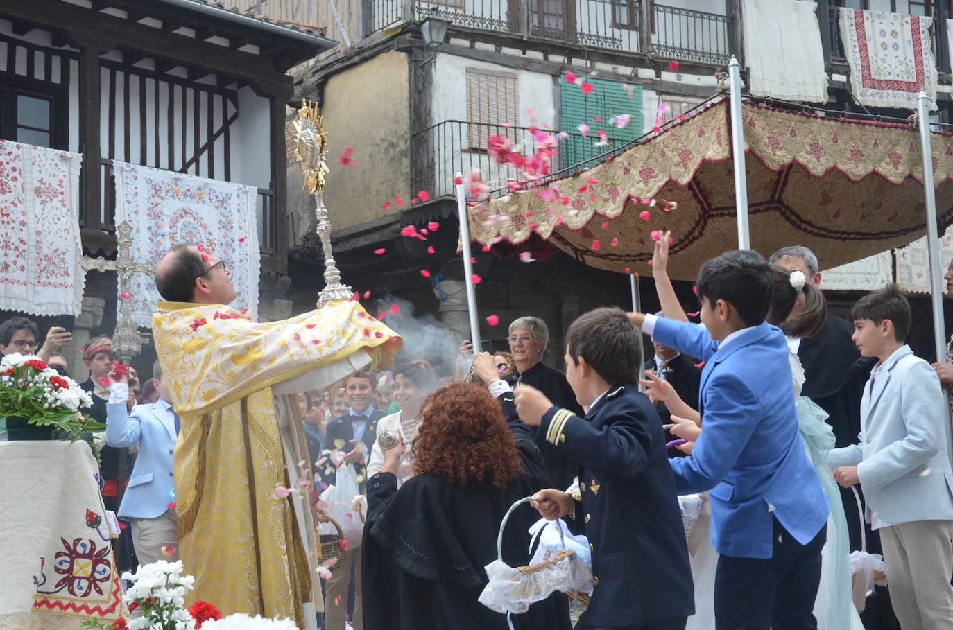 La Alberca se viste de gala en la procesión del Corpus