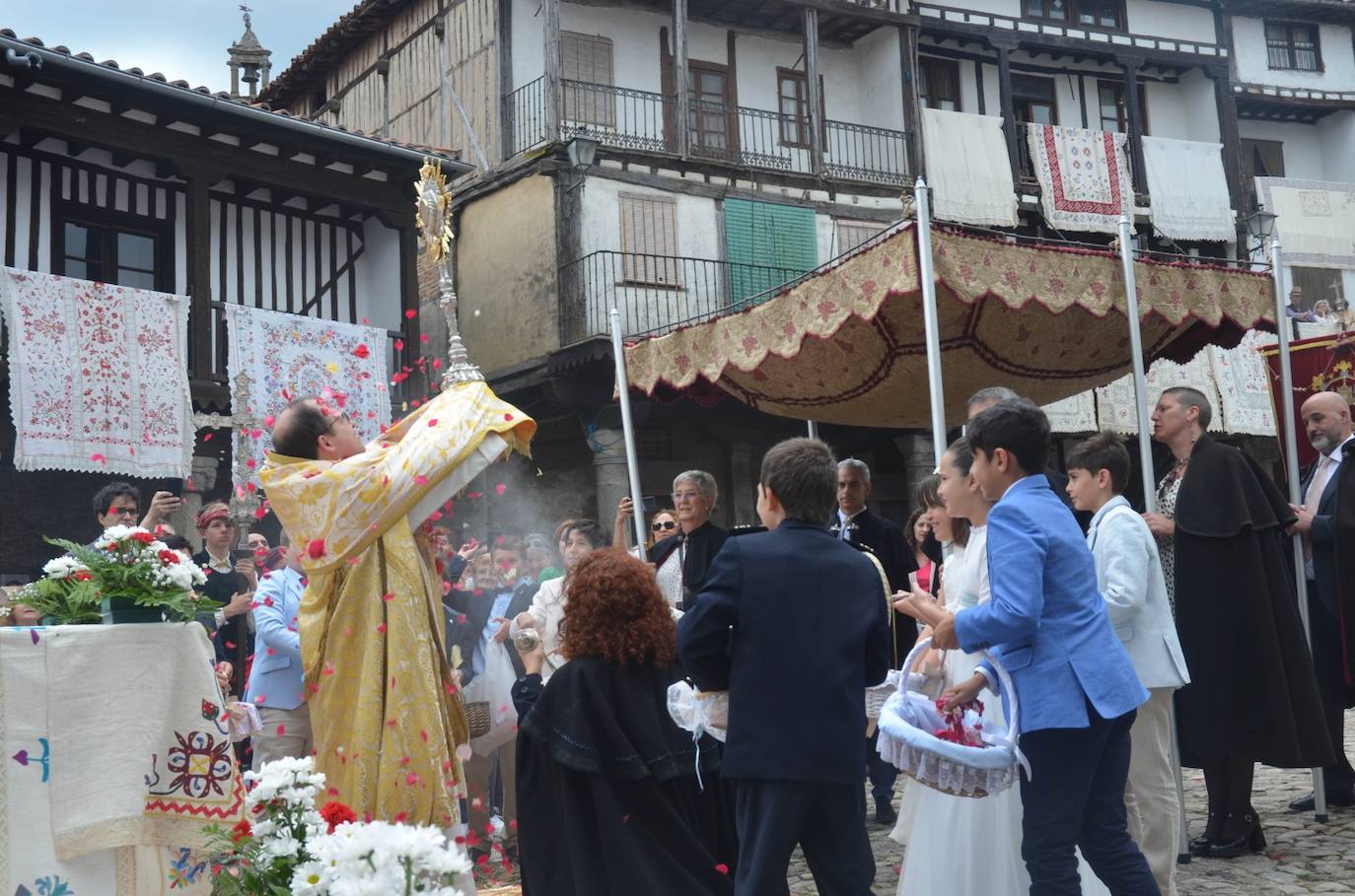 La Alberca se viste de gala en la procesión del Corpus