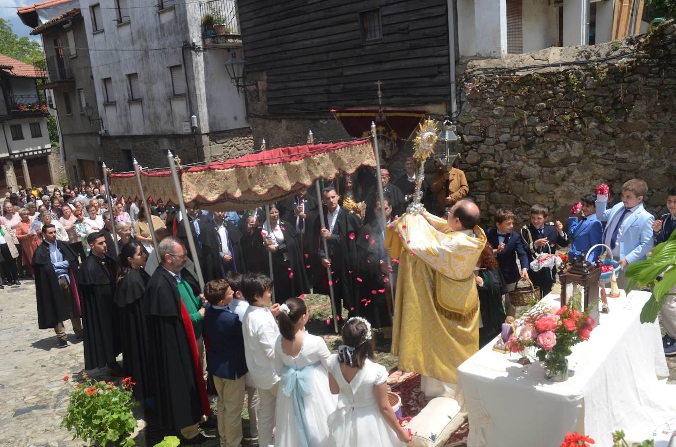 La Alberca se viste de gala en la procesión del Corpus