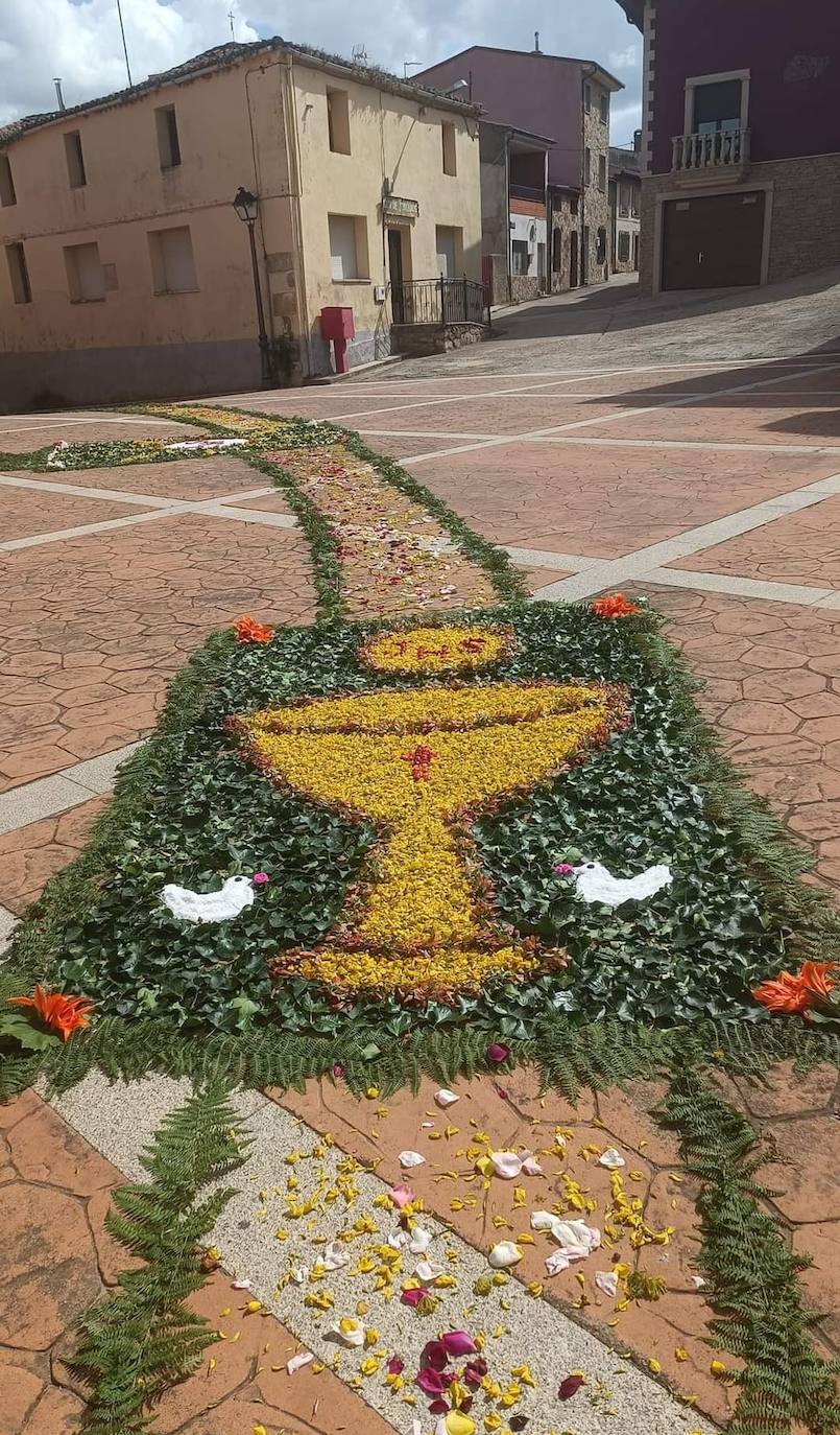 Las espectaculares alfombras florales de Serradilla del Arroyo para celebrar el Corpus