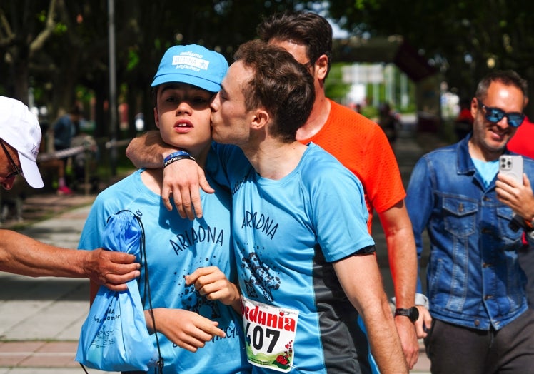 Gestos de emoción tras completar la carrera.