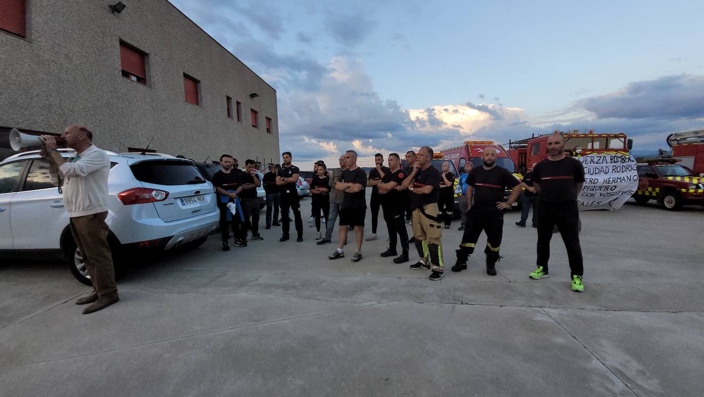 Más de 2.000 personas acompañan a los Bomberos de Ciudad Rodrigo en su despedida