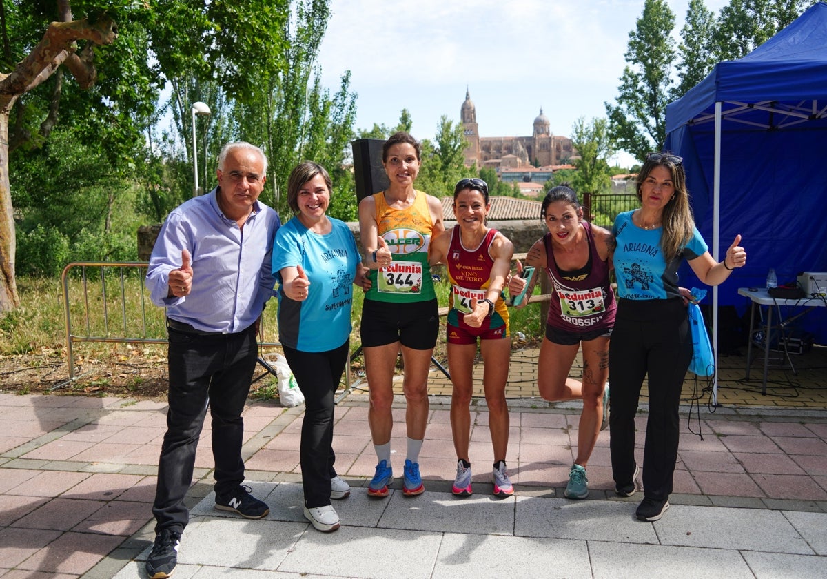 María Gómez, Verónica Sánchez y Rosa Cortés, con Jesús María Ortiz y responsables de ARIADNA.