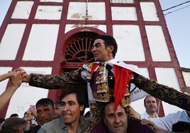 López chaves sale a hombros de la plaza de toros de Ledesma.