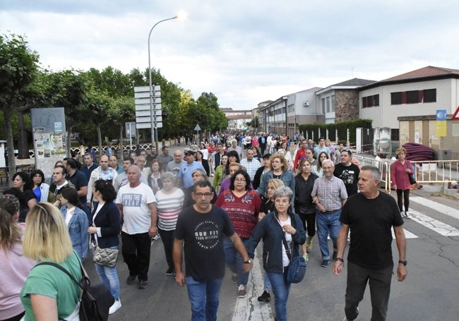 Más de 2.000 personas se manifestaron el lunes en apoyo a los bomberos.