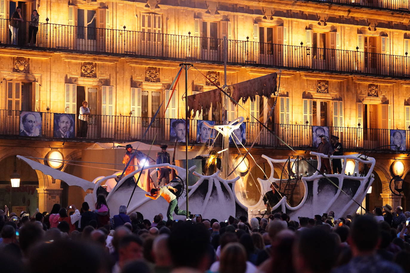 El Facyl comienza con la Plaza Mayor inundada de espectáculo