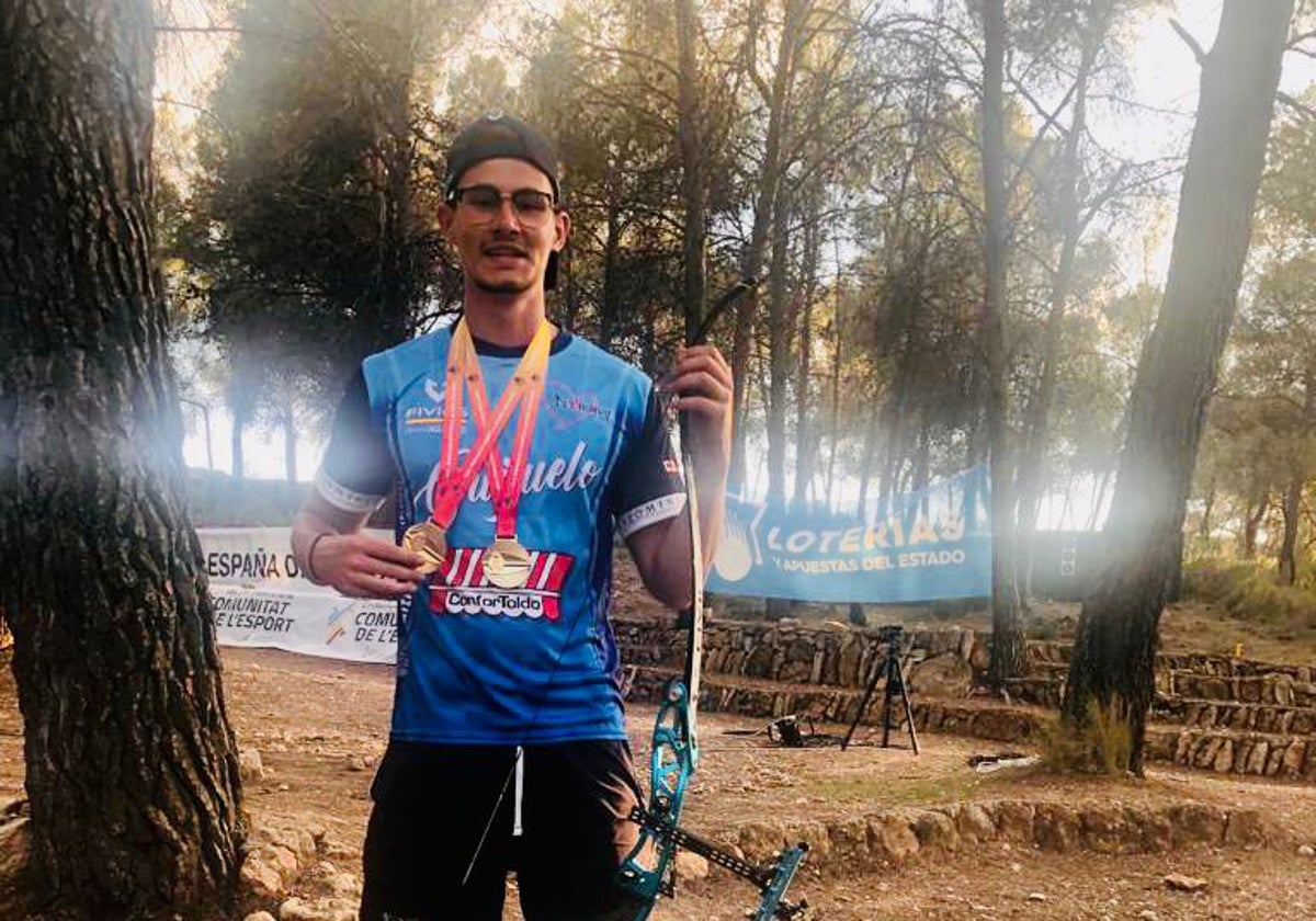 Carlos Iglesias, con las dos medallas de oro y el arco de emergencia que tuvo que utilizar.