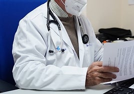 Un médico repasa documentación clínica en una consulta de un centro de salud salmantino.