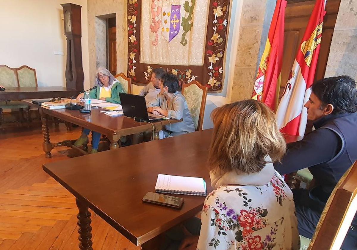 Imagen de un pleno celebrado en el Ayuntamiento de Candelario.