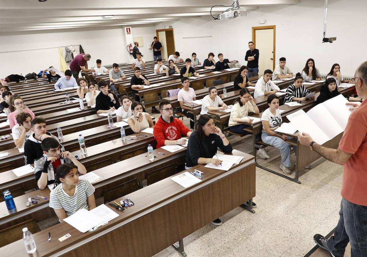 Momento del inicio de la convocatoria ordinaria de la EBAU la pasada semana en la Universidad.