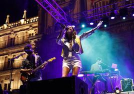 Uno de los momentos de la actuación de Sofía Ellar en la Plaza Mayor de Salamanca