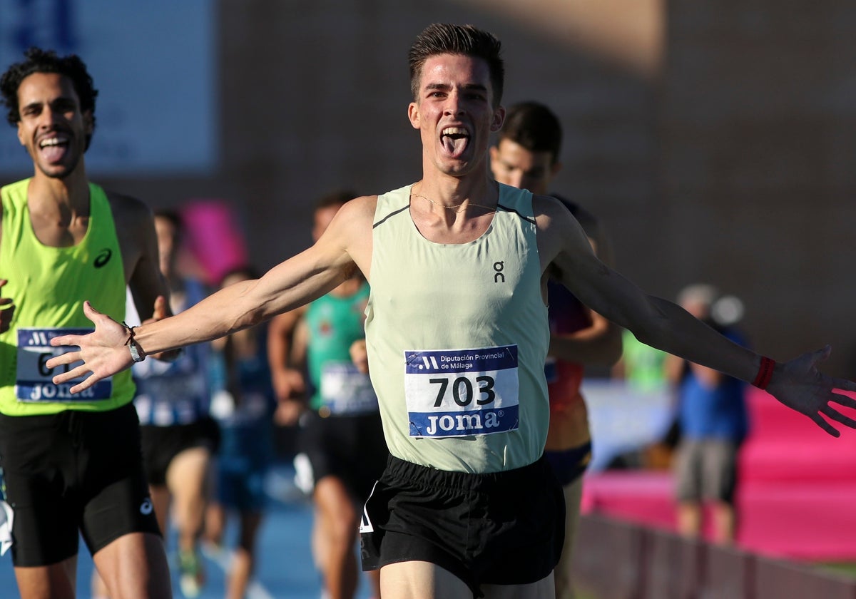 Mario García Romo celebra su oro en el 1.500 en la última edición del Campeonato de España al aire libre.