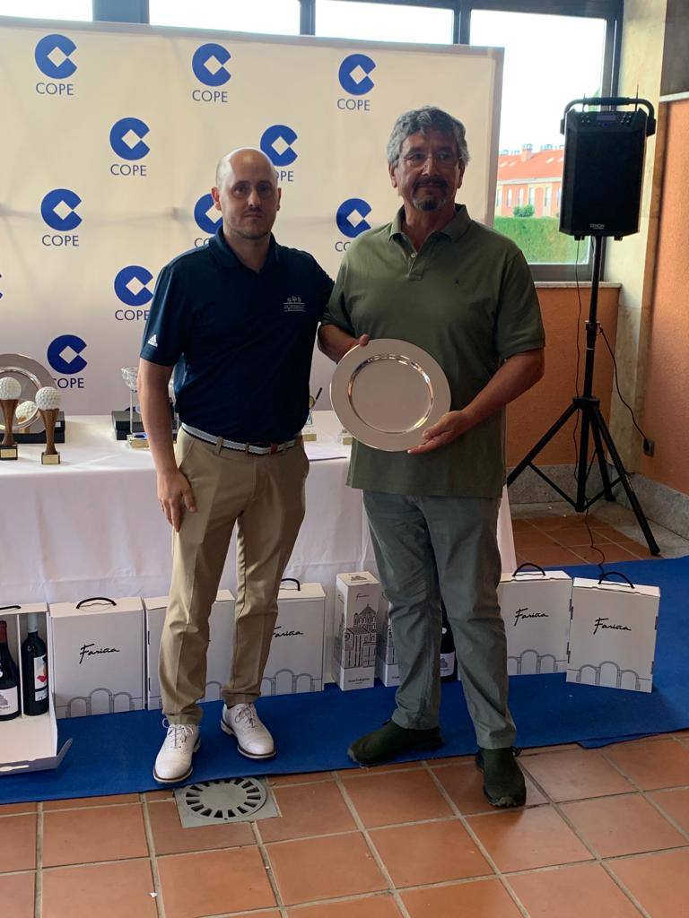 Alberto Dávila y Anselmo Martín, con el premio al ganador de Primera Categoría.