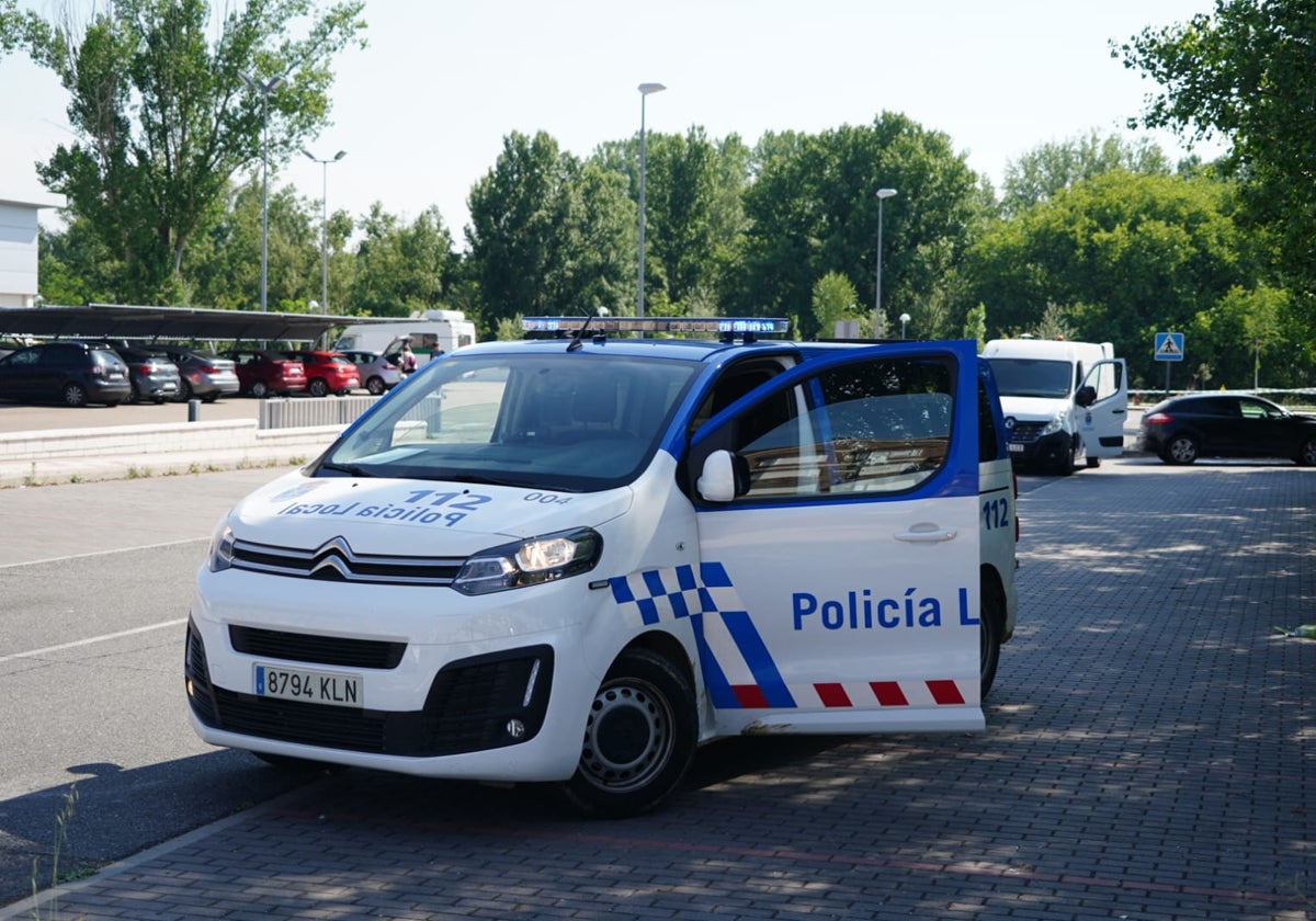 La Policía local de Santa Marta junto al coche en el que apareció el fallecido.