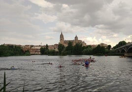 La espectacular salida del Campeonato de España de Triatlón bajo la tormenta