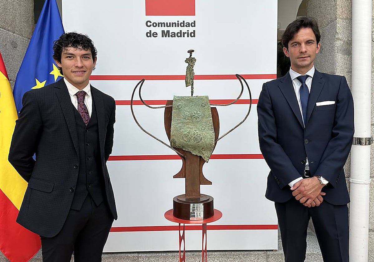 Isaac Fonseca y Juan del Álamo, con el trofeo de la Copa Chenel, en la recepción que tuvieron el lunes en la Comunidad de Madrid.