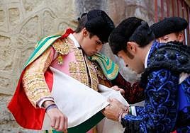Jesús de la Calzada lisiándose el capote de paseo en La Glorieta.